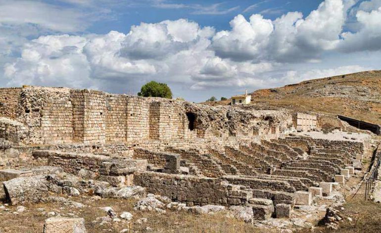 Muro del foro, ninfeo y tabernae de Valeria. Muro del foro, ninfeo y tabernae de Valeria.