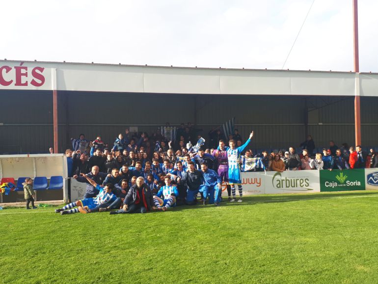 La plantilla de la Arandina celebra su triunfo en Soria y el segundo puesto en la clasificación La plantilla de la Arandina celebra su triunfo en Soria y el segundo puesto en la clasificación