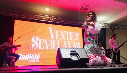 Alicia Fernández movió con arte su bata de cola Alicia Fernández movió con arte su bata de cola