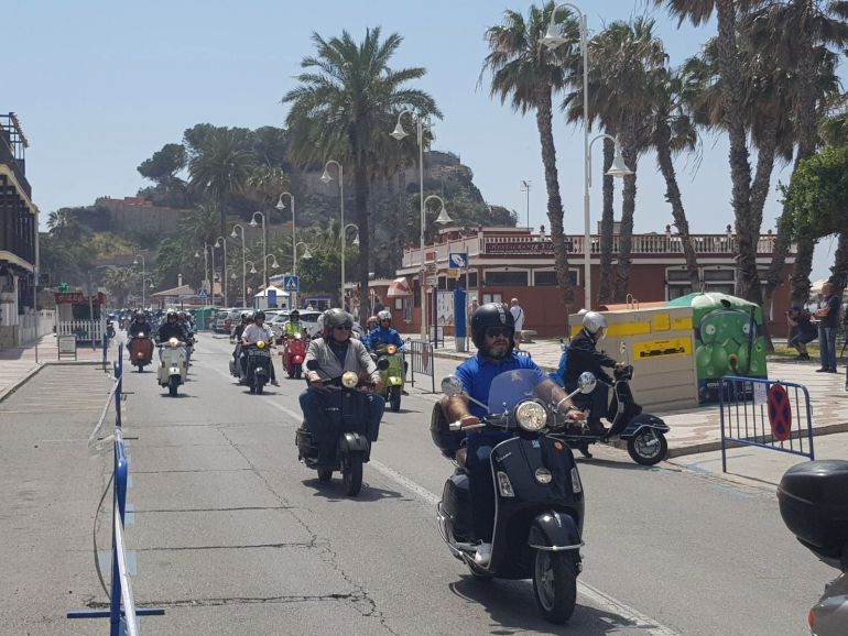 Moto Vespas paseando por la Playa de San Cristobal de Almuñécar Moto Vespas paseando por la Playa de San Cristobal de Almuñécar