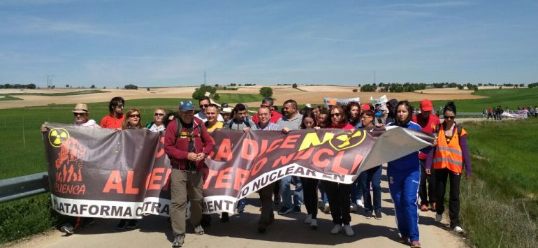 La marcha recorrió a pie la distancia que separa la urbanización de Casalonga del pueblo de Villar de Cañas. La marcha recorrió a pie la distancia que separa la urbanización de Casalonga del pueblo de Villar de Cañas.