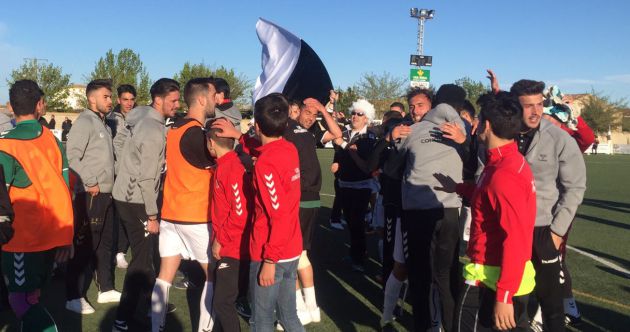 El equipo celebra el campeonato al finalizar el encuentro en Casas Ibáñez. El equipo celebra el campeonato al finalizar el encuentro en Casas Ibáñez.