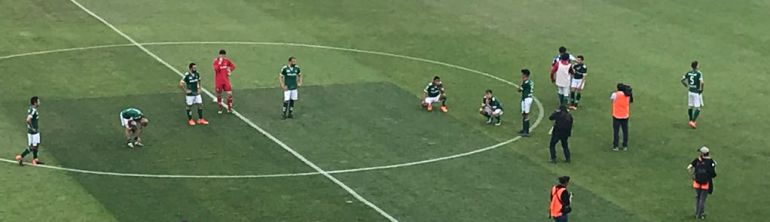JUgadores del Toledo abatidos a la finalización del partido JUgadores del Toledo abatidos a la finalización del partido