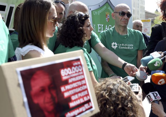 Un paciente con esclerosis lateral amiotrófica (ELA) entrega en el Congreso más de 600.000 firmas para que el Ministerio de Sanidad y el Instituto de Salud Carlos III financien con 500.000 euros un proyecto de investigación probado con éxito en ratones por el Instituto de Neurociencias de Alicante Un paciente con esclerosis lateral amiotrófica (ELA) entrega en el Congreso más de 600.000 firmas para que el Ministerio de Sanidad y el Instituto de Salud Carlos III financien con 500.000 euros un proyecto de investigación probado con éxito en ratones por el Instituto de Neurociencias de Alicante