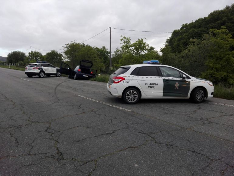 La Guardia Civil de Tráfico detenía al conductor y al ocupante de un vehículo que se dieron a la fuga en un control de alcoholemia y embistieron un vehículo de los agentes. La Guardia Civil de Tráfico detenía al conductor y al ocupante de un vehículo que se dieron a la fuga en un control de alcoholemia y embistieron un vehículo de los agentes.