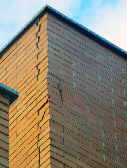 Imagen de la grave grieta que atraviesa el edificio. Imagen de la grave grieta que atraviesa el edificio.
