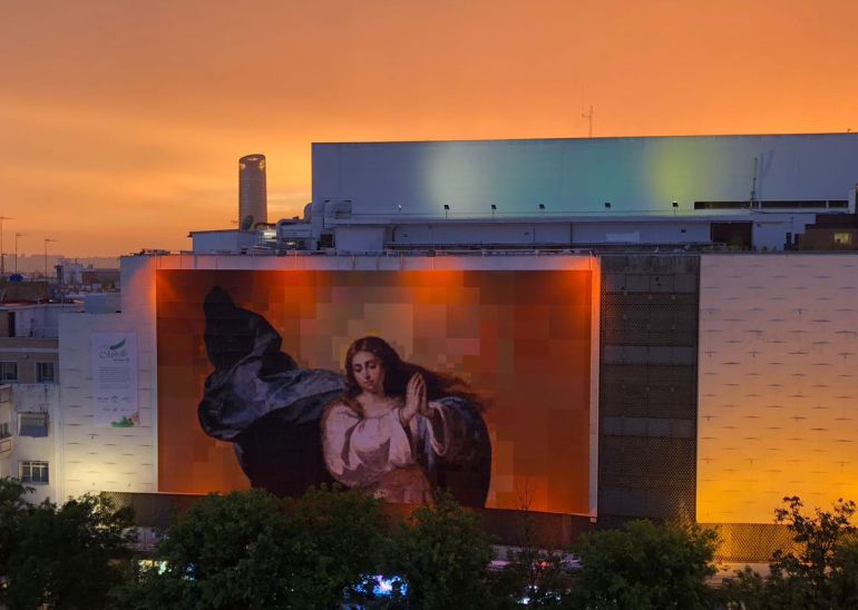 La Colosal en la fachada de El Corte Inglés del Duque La Colosal en la fachada de El Corte Inglés del Duque