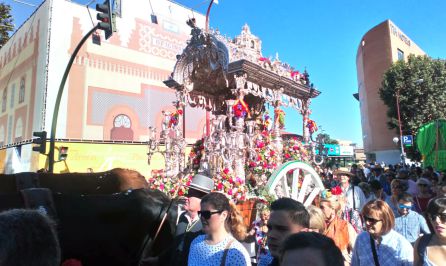 La carreta de plata de la Hermandad de la Macarena, llegando a la zona de Plaza de Armas La carreta de plata de la Hermandad de la Macarena, llegando a la zona de Plaza de Armas