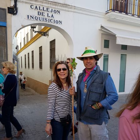 El torero Francisco Rivera Ordóñez, junto a una peregrina, en el inicio de la calle Castilla El torero Francisco Rivera Ordóñez, junto a una peregrina, en el inicio de la calle Castilla