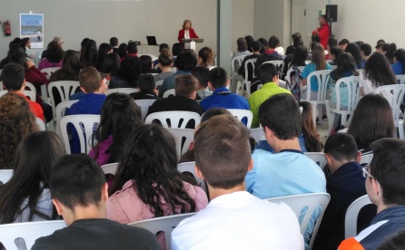Teresa Vega interviniendo ante los estudiantes Teresa Vega interviniendo ante los estudiantes