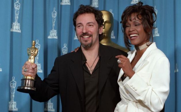 Bruce Springsteen junto a Whitney Houston en 1994 cuando recogió el Oscar a la mejor canción por 'Streets of Philadelphia'. Bruce Springsteen junto a Whitney Houston en 1994 cuando recogió el Oscar a la mejor canción por 'Streets of Philadelphia'.