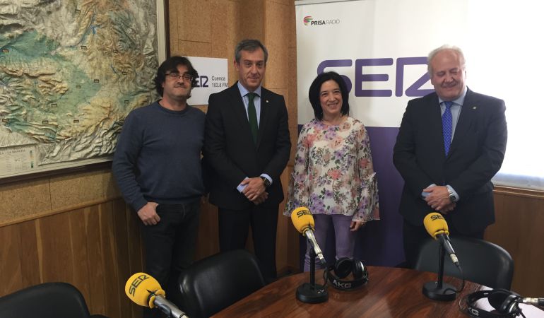 El presidente de Eurocaja Rural, Javier López, (segundo por la izquierda) junto a la directora de SER Cuenca, Aurora Duque; el director territorial de la entidad en Cuenca, Higinio Prior (d); y el director de Hoy por Hoy Cuenca, Paco Auñón El presidente de Eurocaja Rural, Javier López, (segundo por la izquierda) junto a la directora de SER Cuenca, Aurora Duque; el director territorial de la entidad en Cuenca, Higinio Prior (d); y el director de Hoy por Hoy Cuenca, Paco Auñón