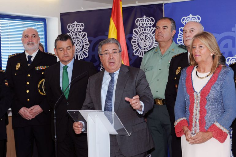 El ministro del Interior, Juan Ignacio Zoido, acompañado del delegado del Gobierno en Andalucía, Antonio Sanz (2i), de la alcaldesa de Marbella (Málaga), Ángeles Muñoz, y mandos de la Guardia Civil y la Policía Nacional en la localidad marbellí, donde ha dicho que sólo dos de los diez identificados por la agresión a nueve guardias civiles, el sábado en Algeciras (Cádiz), cuentan con antecedentes por narcotráfico El ministro del Interior, Juan Ignacio Zoido, acompañado del delegado del Gobierno en Andalucía, Antonio Sanz (2i), de la alcaldesa de Marbella (Málaga), Ángeles Muñoz, y mandos de la Guardia Civil y la Policía Nacional en la localidad marbellí, donde ha dicho que sólo dos de los diez identificados por la agresión a nueve guardias civiles, el sábado en Algeciras (Cádiz), cuentan con antecedentes por narcotráfico