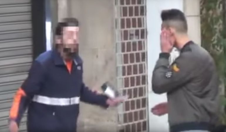 Fotograma del video de la agresión al youtuber alicantino que llamó "cara anchoa" a un repartidor Fotograma del video de la agresión al youtuber alicantino que llamó "cara anchoa" a un repartidor
