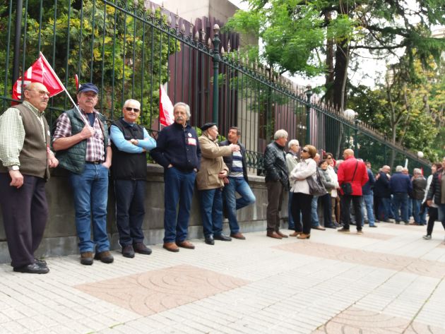 Los pensionistas rodenado el Banco de España. Oviedo, esta mañana Los pensionistas rodenado el Banco de España. Oviedo, esta mañana