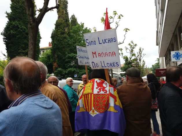 Momento de la manifestación frente a la sede del INSS. Oviedo, esta mañana Momento de la manifestación frente a la sede del INSS. Oviedo, esta mañana