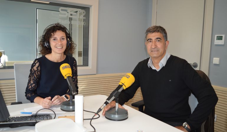 Seijo: "Los ertzainas se sacan fotos con los nuevos vehículos Mercedes de la Policía Municipal" Seijo: "Los ertzainas se sacan fotos con los nuevos vehículos Mercedes de la Policía Municipal"
