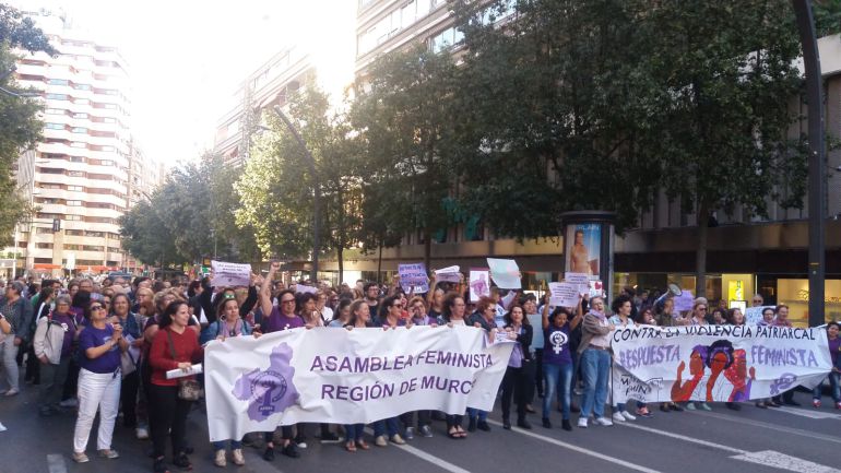 "Menos lacitos y más dinerito" "Menos lacitos y más dinerito"