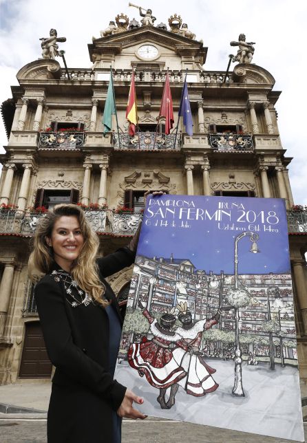 La pamplonesa Adriana Eransus posa en la Plaza del Ayuntamiento de Pamplona con su cartel titulado "Pamplona, ciudad de luces" La pamplonesa Adriana Eransus posa en la Plaza del Ayuntamiento de Pamplona con su cartel titulado "Pamplona, ciudad de luces"