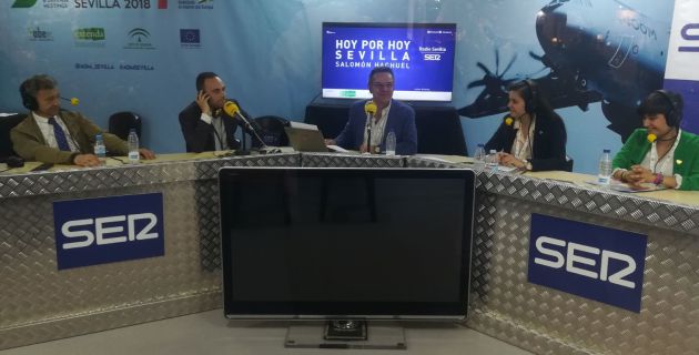 Carlos Gómez Camacho, Javier Cortés, Salomón Hachuel y las alumnas Cristina Barradas y Marta Núñez Carlos Gómez Camacho, Javier Cortés, Salomón Hachuel y las alumnas Cristina Barradas y Marta Núñez