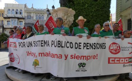 Los pensionistas rodean el Banco de España convocados por UGT y CCOO Los pensionistas rodean el Banco de España convocados por UGT y CCOO