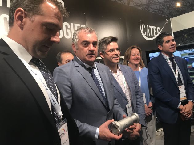 El consejero de Empleo, Javier Carnero, muestra la pieza de impresión 3D junto a responsables del Catec y de la empresa Zero 2 Infinity El consejero de Empleo, Javier Carnero, muestra la pieza de impresión 3D junto a responsables del Catec y de la empresa Zero 2 Infinity