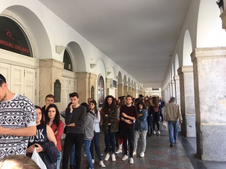 Imagen de la cola para acceder al casting Imagen de la cola para acceder al casting