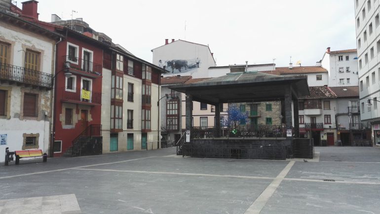 Aspecto actual de la plaza Cardenal Orbe de Ermua Aspecto actual de la plaza Cardenal Orbe de Ermua