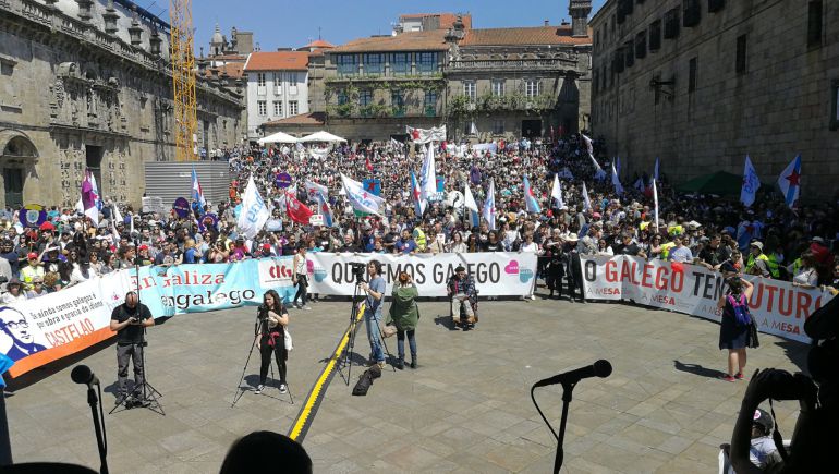 Miles de personas en Praza Quintana en la manifestación del Día das Letras Miles de personas en Praza Quintana en la manifestación del Día das Letras
