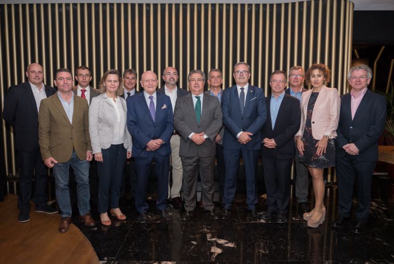 El Ministro con autoridades de la isla El Ministro con autoridades de la isla