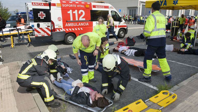 Efectivos de Protección Civil atienden a los heridos en el simulacro de accidente aéreo Efectivos de Protección Civil atienden a los heridos en el simulacro de accidente aéreo
