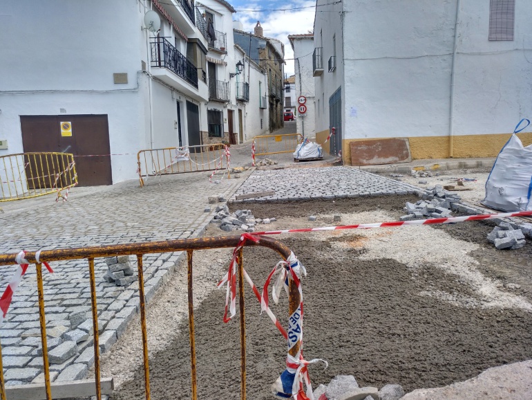 Obras con adoquinado en la calle de acceso al recinto amurallado de Iznatoraf Obras con adoquinado en la calle de acceso al recinto amurallado de Iznatoraf