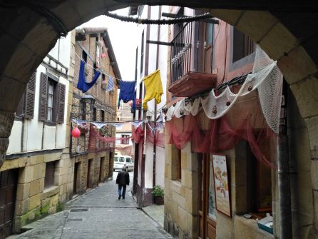 Las calles de Pasai Donibane adornadas para el Festival Marítimo Las calles de Pasai Donibane adornadas para el Festival Marítimo
