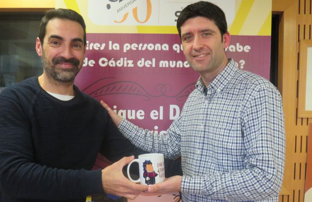 Figue entrega a Álvaro Geneiro la taza del concurso Doctorado Honoris Cádiz Figue entrega a Álvaro Geneiro la taza del concurso Doctorado Honoris Cádiz