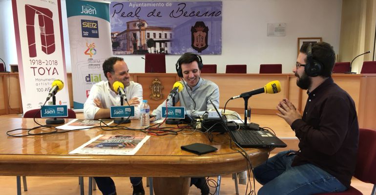 De derecha a izquierda, Virgilio Moreno, César García y Carlos Anguís, concejal del Ayuntamiento de Peal de Becerro. De derecha a izquierda, Virgilio Moreno, César García y Carlos Anguís, concejal del Ayuntamiento de Peal de Becerro.