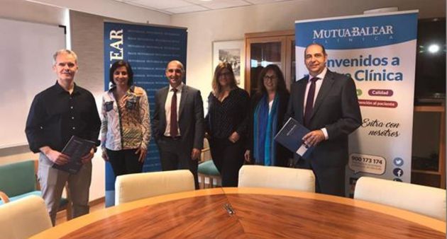 Las delegaciones de ASPROM con su presidente Paco Torres, su gerente Nerea Zafra y Dolors Roselló, técnico de inserción laboral; y de MUTUA BALEAR con Meritxell Panadés, asistenta social, Xavier Simonet, Subdirector general de Recursos Sanitarios y Wàlfrid Ivern, Director Gerente. Las delegaciones de ASPROM con su presidente Paco Torres, su gerente Nerea Zafra y Dolors Roselló, técnico de inserción laboral; y de MUTUA BALEAR con Meritxell Panadés, asistenta social, Xavier Simonet, Subdirector general de Recursos Sanitarios y Wàlfrid Ivern, Director Gerente.