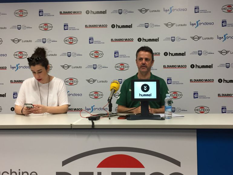 Porfi Fisac en la rueda de prensa previa al partido ante el Divina Seguros Juventut. Porfi Fisac en la rueda de prensa previa al partido ante el Divina Seguros Juventut.