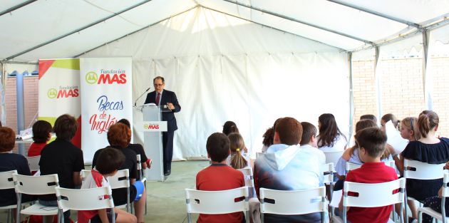 Momento del acto de entrega de diplomas de Inglés a los alumnos becados Momento del acto de entrega de diplomas de Inglés a los alumnos becados