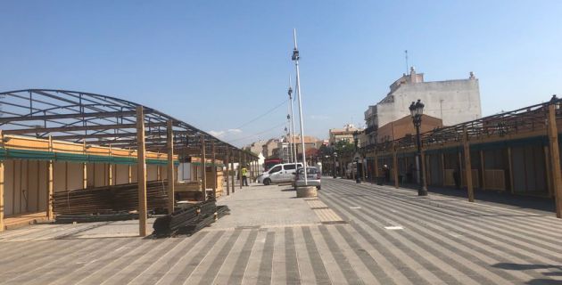 Imagen de las casetas instaladas desde principios de esta semana en la calle Mestre Ramon Ramia Querol, en Paterna, objeto de la polémica Imagen de las casetas instaladas desde principios de esta semana en la calle Mestre Ramon Ramia Querol, en Paterna, objeto de la polémica