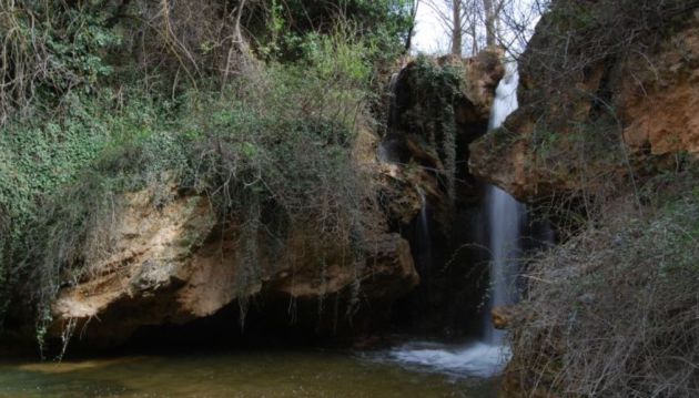 Cascada del Molino o del Arco Iris en la hoz del río Trabaque. Cascada del Molino o del Arco Iris en la hoz del río Trabaque.