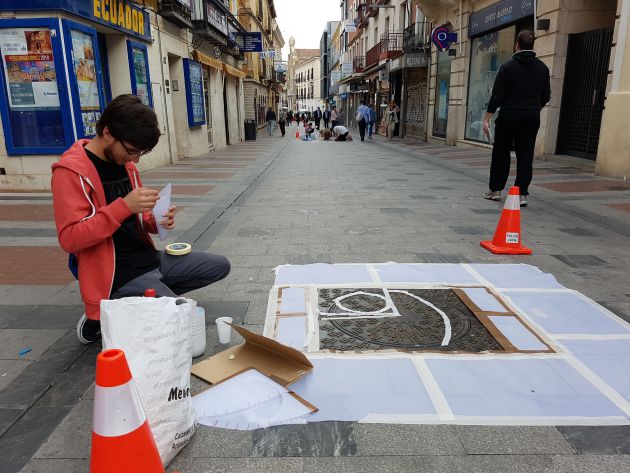Día Internacional de los Museos.Alumnos de Guadalajara pintan las tapas de alcantarillas de la Calle Mayor inspirados en la obra de Francisco Sobrino: Jóvenes de Guadalajara pintan las tapas de alcantarilla en el Día de los Museos Día Internacional de los Museos.Alumnos de Guadalajara pintan las tapas de alcantarillas de la Calle Mayor inspirados en la obra de Francisco Sobrino: Jóvenes de Guadalajara pintan las tapas de alcantarilla en el Día de los Museos