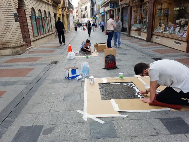 Día Internacional de los Museos.Alumnos de Guadalajara pintan las tapas de alcantarillas de la Calle Mayor inspirados en la obra de Francisco Sobrino: Jóvenes de Guadalajara pintan las tapas de alcantarilla en el Día de los Museos Día Internacional de los Museos.Alumnos de Guadalajara pintan las tapas de alcantarillas de la Calle Mayor inspirados en la obra de Francisco Sobrino: Jóvenes de Guadalajara pintan las tapas de alcantarilla en el Día de los Museos
