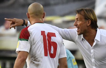 El pepinero Amrabat (16) recibe instrucciones del seleccionador marroquí durante el partido contra Costa de Marfil en Abidjan. El pepinero Amrabat (16) recibe instrucciones del seleccionador marroquí durante el partido contra Costa de Marfil en Abidjan.
