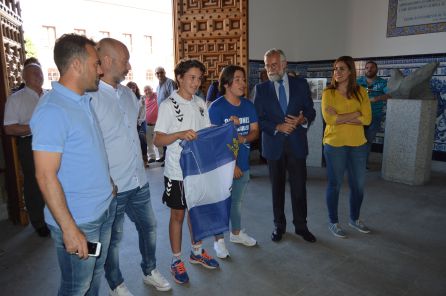 El alcalde recibe a los infantiles y cadetes del CF Talavera El alcalde recibe a los infantiles y cadetes del CF Talavera