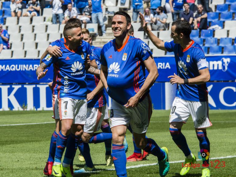 Ramón Folch celebra junto a sus compañeros el primer tanto del Real Oviedo ante el Sevilla Atlético. Ramón Folch celebra junto a sus compañeros el primer tanto del Real Oviedo ante el Sevilla Atlético.