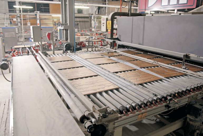 Por circunstancias que se desconocen, el trabajador de la empresa azulejera ha quedado atrapado y ha fallecido Por circunstancias que se desconocen, el trabajador de la empresa azulejera ha quedado atrapado y ha fallecido
