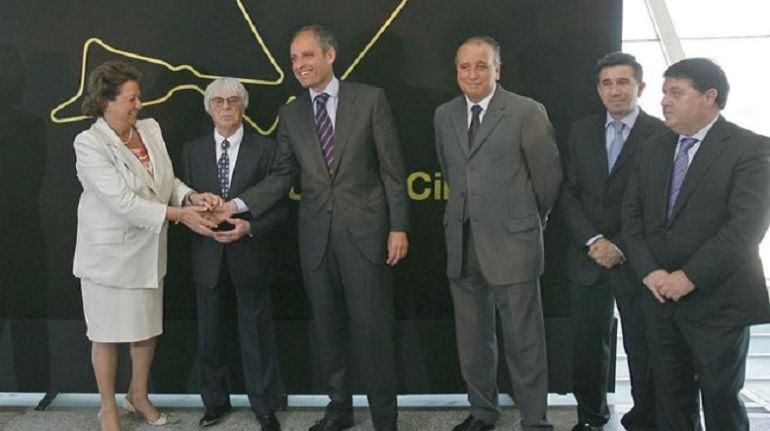 La ex alcaldesa de Valencia, Rita Barberá, se da la mano junto con el entonces presidente de Formula One, Bernie Ecclestone y con el ex presidente de la Generalitat Valenciana, Francisco Camps, y el ex presidente de Bancaja, José Luis Olivas La ex alcaldesa de Valencia, Rita Barberá, se da la mano junto con el entonces presidente de Formula One, Bernie Ecclestone y con el ex presidente de la Generalitat Valenciana, Francisco Camps, y el ex presidente de Bancaja, José Luis Olivas