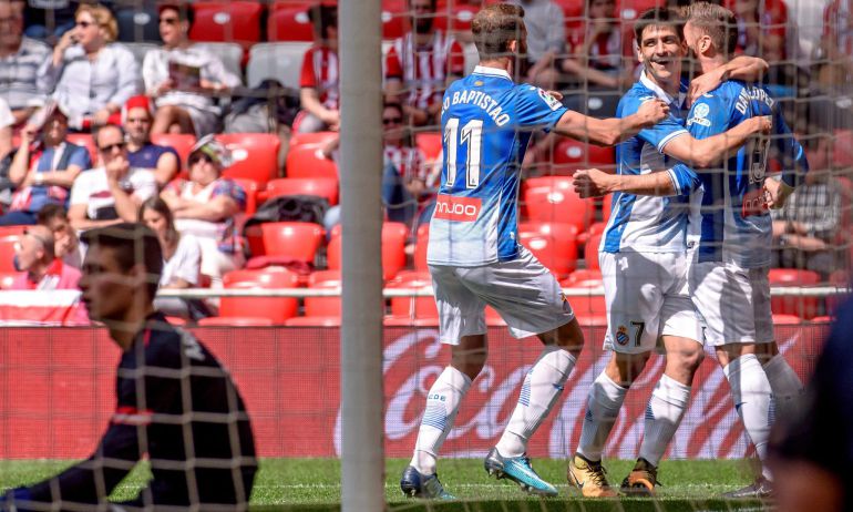 Los jugadores del Espanyol, el delantero Gerard Moreno (c), el centrocampista David López (d) y el delantero brasileño Leonardo Carrilho Baptistao, celebran el gol convertido por López durante el partido contra el Athletic de Bilbao, correspondiente a la jornada 38 de LaLiga Santander que se juega hoy en el estadio San Mamés de Bilbao. Los jugadores del Espanyol, el delantero Gerard Moreno (c), el centrocampista David López (d) y el delantero brasileño Leonardo Carrilho Baptistao, celebran el gol convertido por López durante el partido contra el Athletic de Bilbao, correspondiente a la jornada 38 de LaLiga Santander que se juega hoy en el estadio San Mamés de Bilbao.