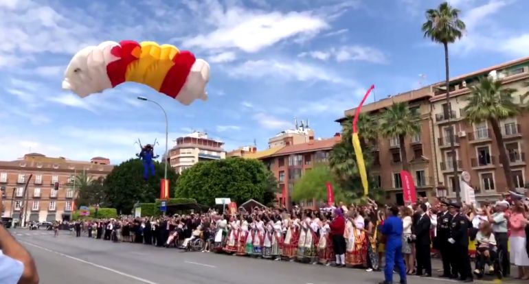 Uno de los paracaidistas aterriza frente a la Glorieta de España en Murcia Uno de los paracaidistas aterriza frente a la Glorieta de España en Murcia