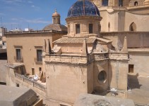 Ágora vuelve a denunciar la acumulación de leña en una de las terrazas de la Basílica de Santa María